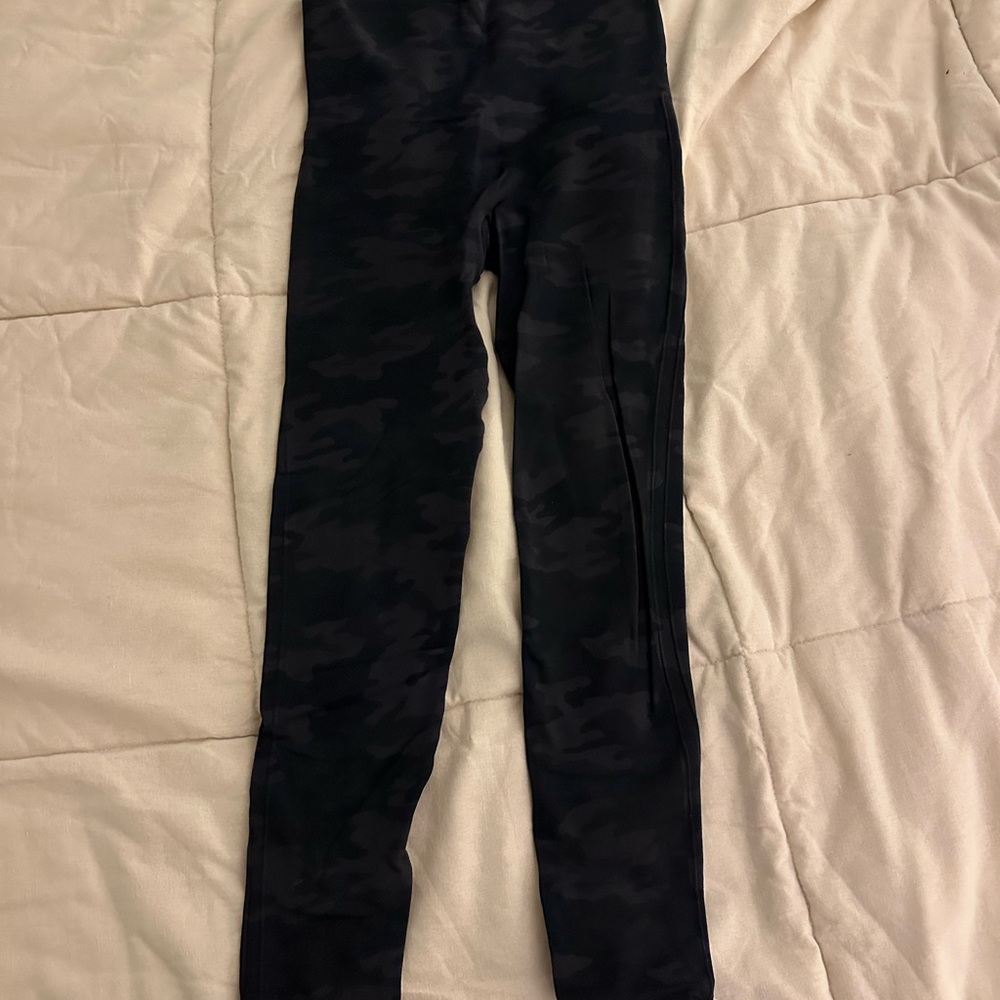 Women's Camouflage Leggings - Picture 2 of 4